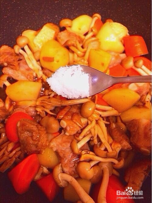 土豆炖排骨的做法