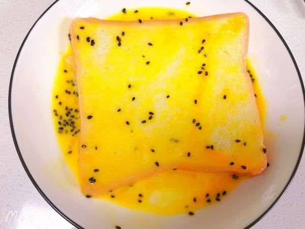 黑芝麻鸡蛋面包片