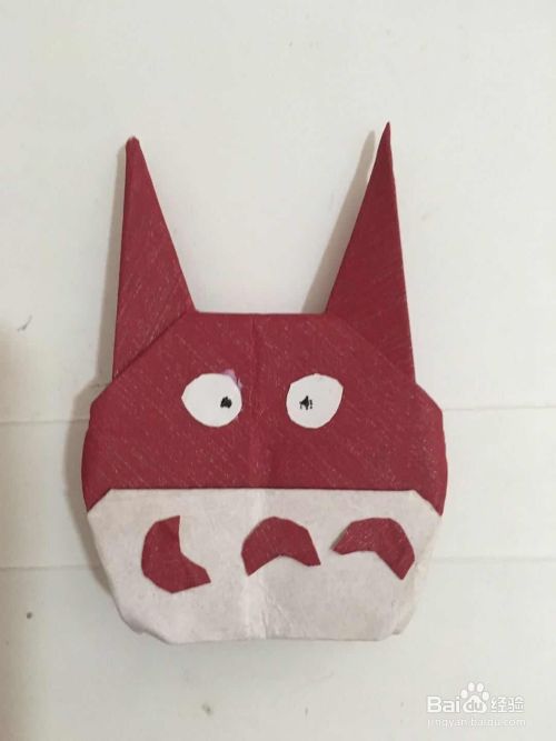 怎样用彩纸折叠一只酷酷的龙猫