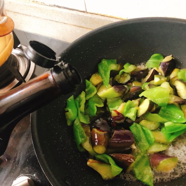 家常菜青椒炒茄子