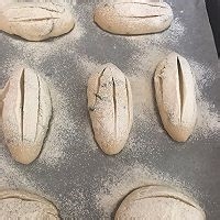 弥漫着香味的迷迭香布里面包