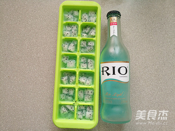 酒香火龙果冰饮