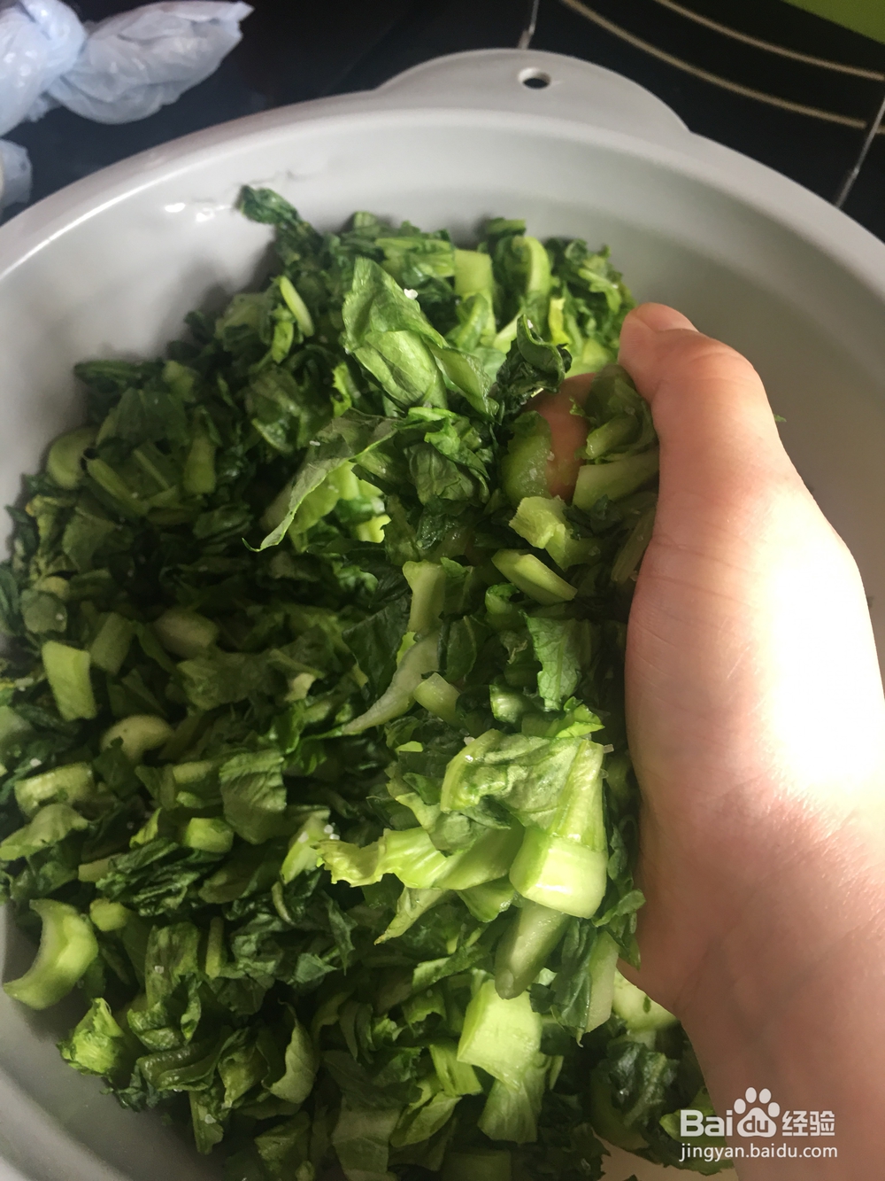 一个人做腌韭菜芥菜