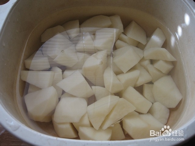 如何做土豆焖排骨
