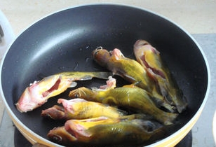 怎样做出美味的黄骨鱼汤?