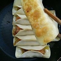 焦香四溢的猪肉香菇锅贴