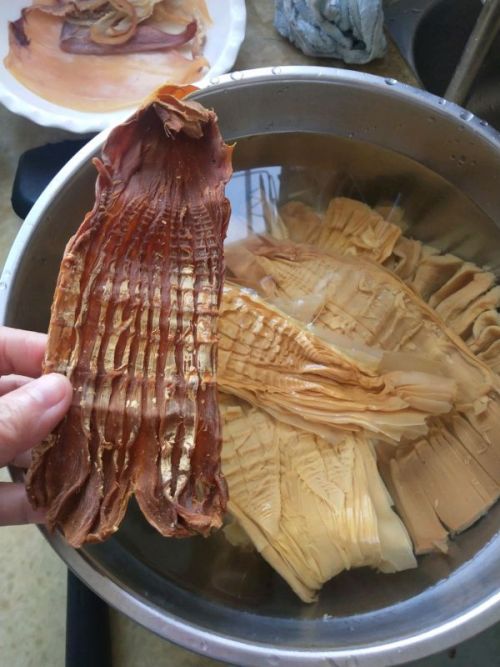 提前一晚烧开水泡发笋干