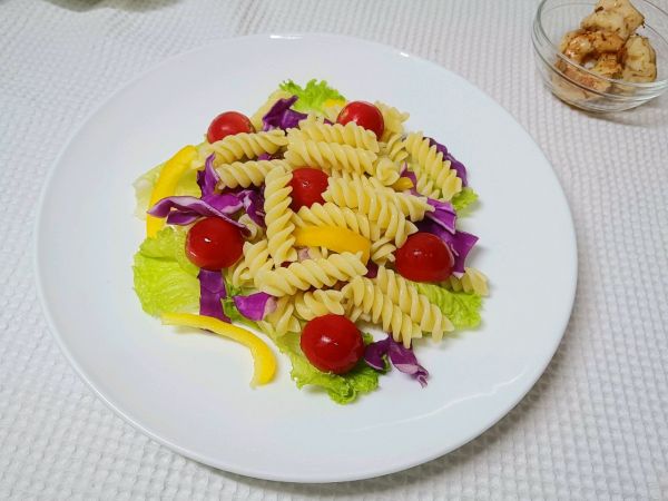 黑椒虾仁意面沙拉