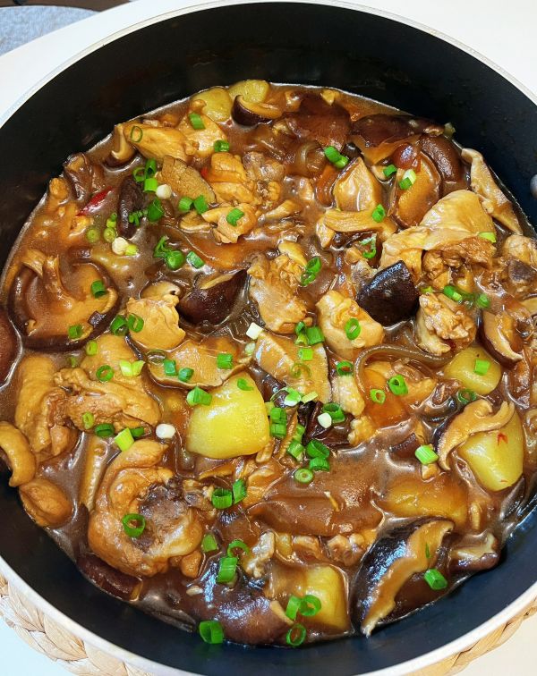 香菇鸡肉炖土豆