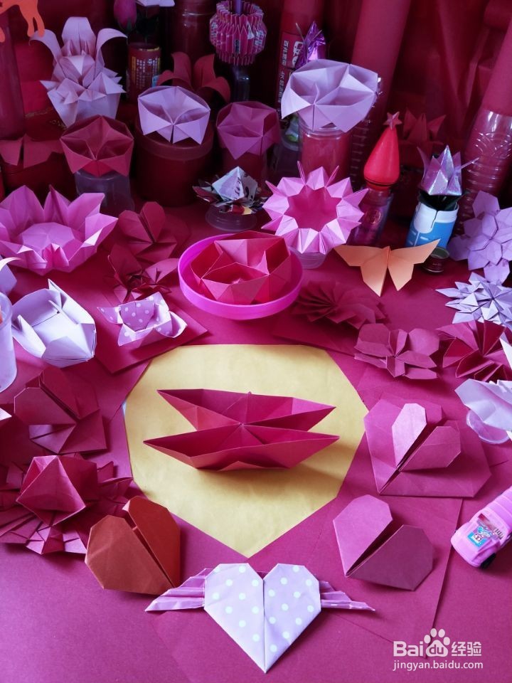 工艺美术馆：圆形多格彩盒。