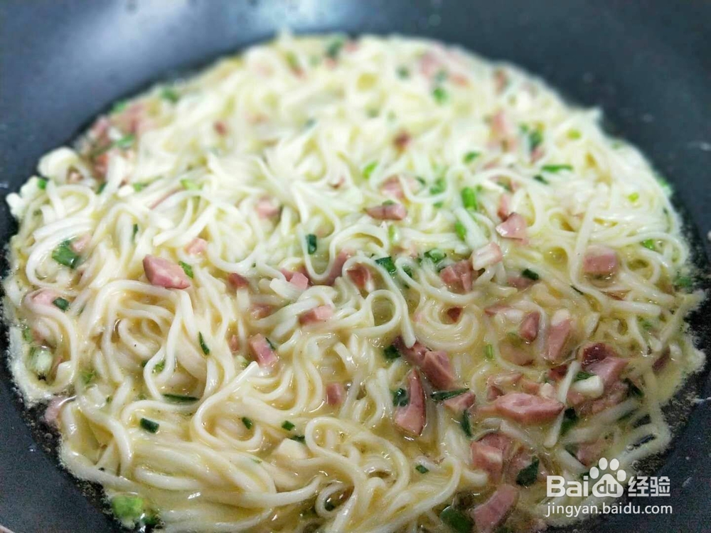 简单快手、脆香可口的面条火腿鸡蛋饼