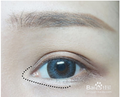 金棕色眼影的画法