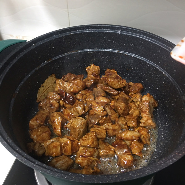 红烧萝卜牛腩煲