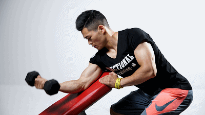 想要拥有粗壮的手臂肌肉在家健身也可以