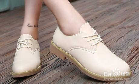 如何清理小白鞋？