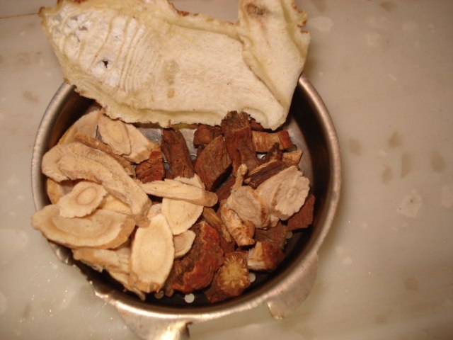 超级简单又美味的番茄玉米大骨汤