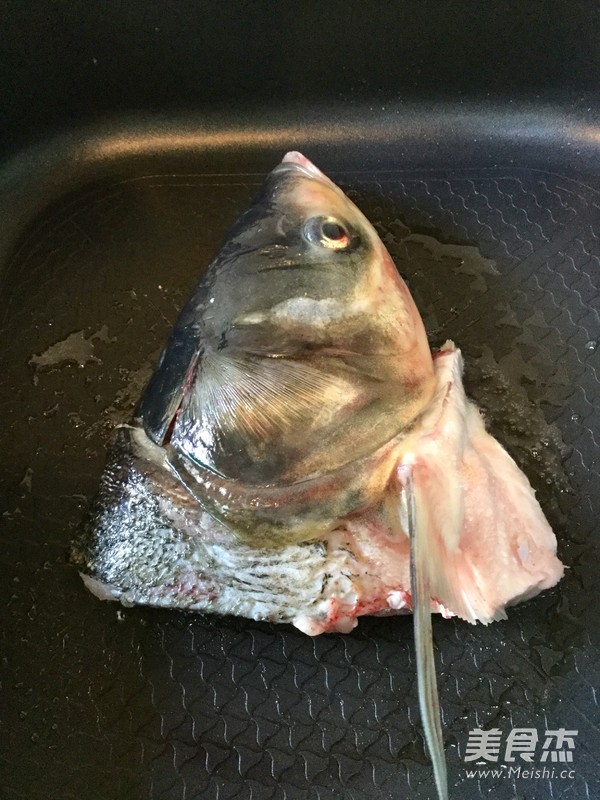 杂蔬鱼头汤的做法