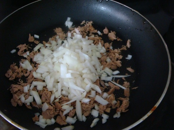 吞拿鱼汉堡包这样做才美味,你会做吗?