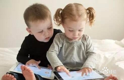 孩子爱玩手机让人很头疼