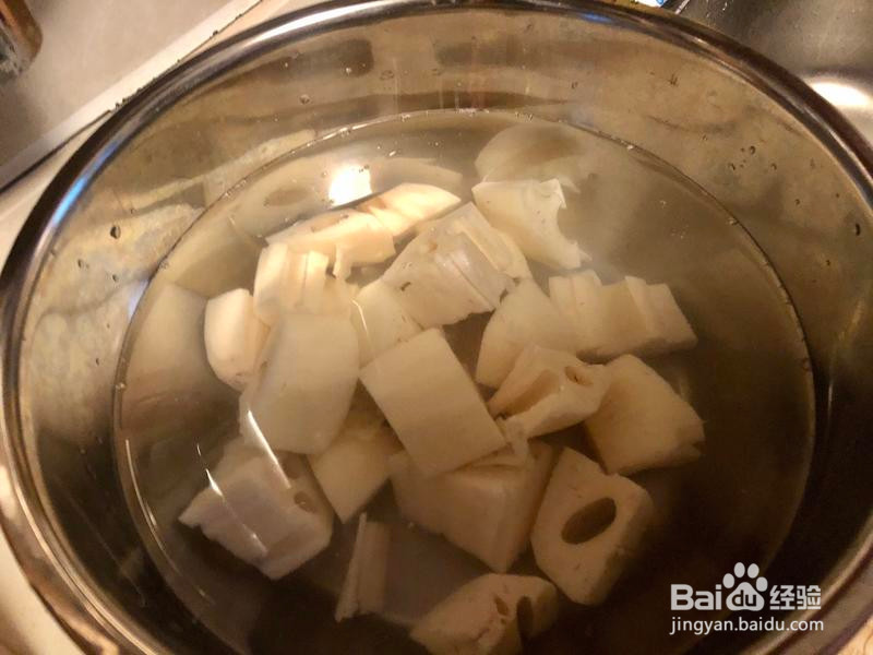 暖胃莲藕沙葛骨头汤的做法