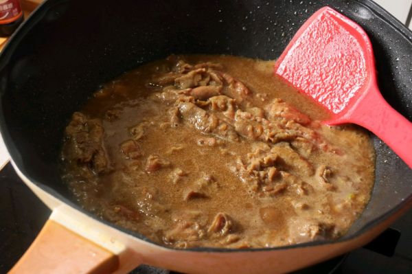 罗勒肥牛卷盖浇饭