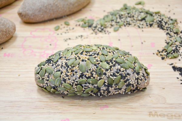 黑全麦瓜籽面包