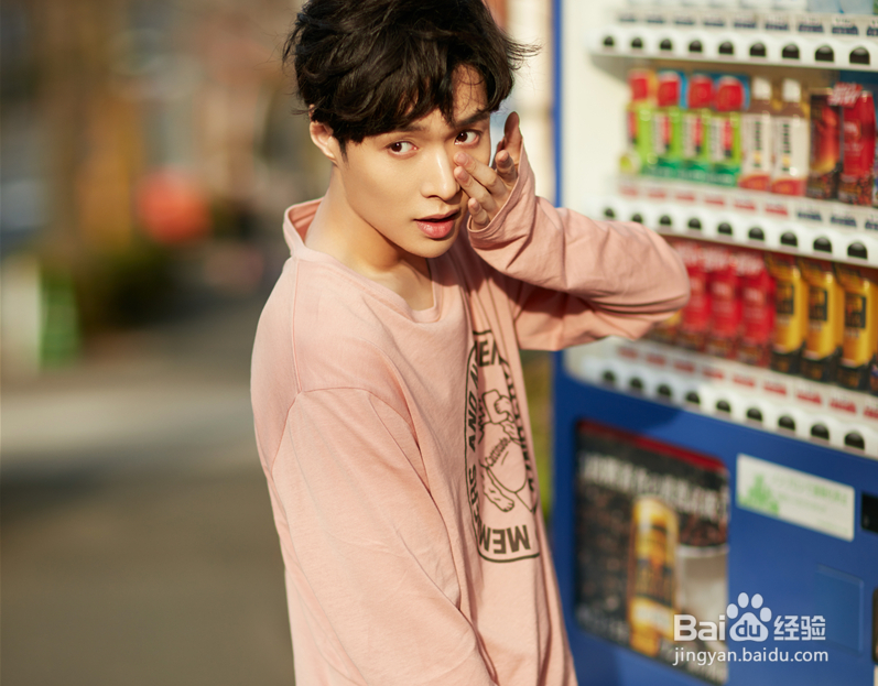 张艺兴街头照曝光！阳光下小漏香肩露性感锁骨