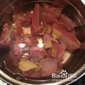 家常土豆炖排骨如何做？