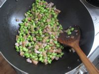 如何制作好吃又好看的萝卜干烧毛豆