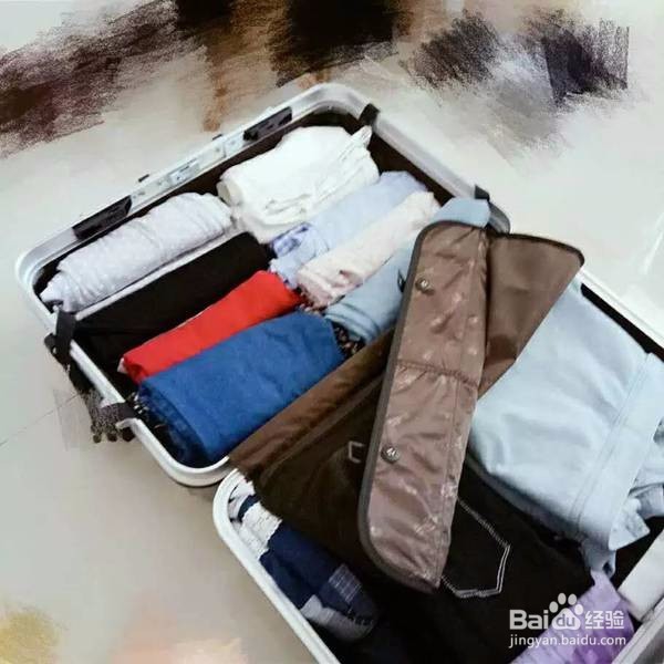 <b>出门旅行，行李箱都应该装什么东西</b>