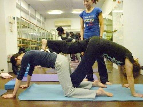 教你怎样练习双人瑜伽