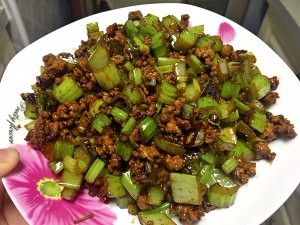 营养美食制作肉末芹菜