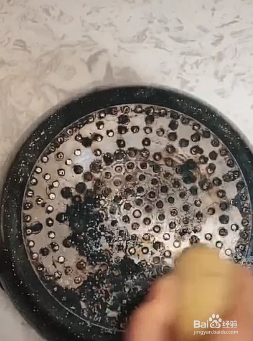 锅底的顽固污渍如何清理？