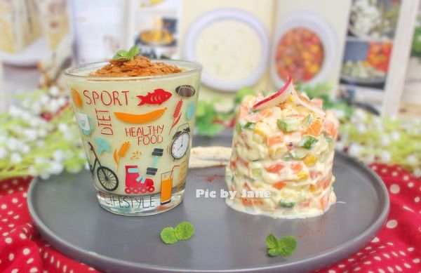 蔬菜沙拉和牛油果益力多