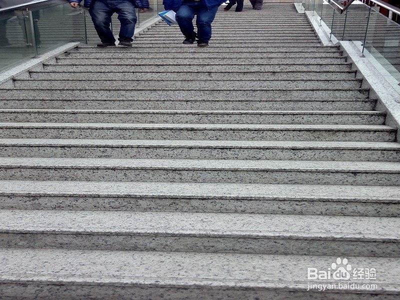 如何安全乘坐地铁