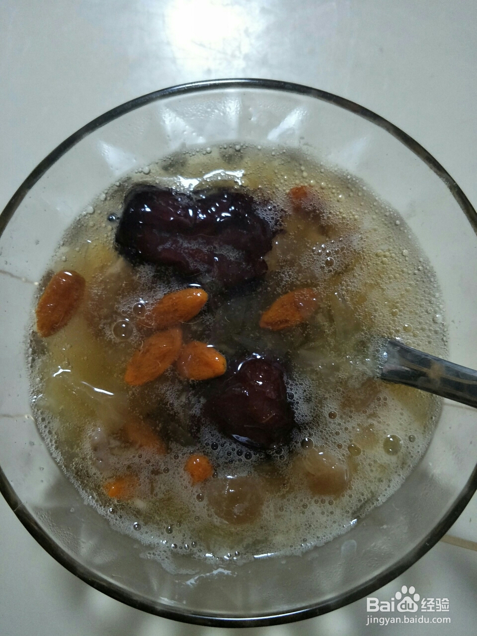 诱惑味蕾的银耳桂圆红枣枸杞汤