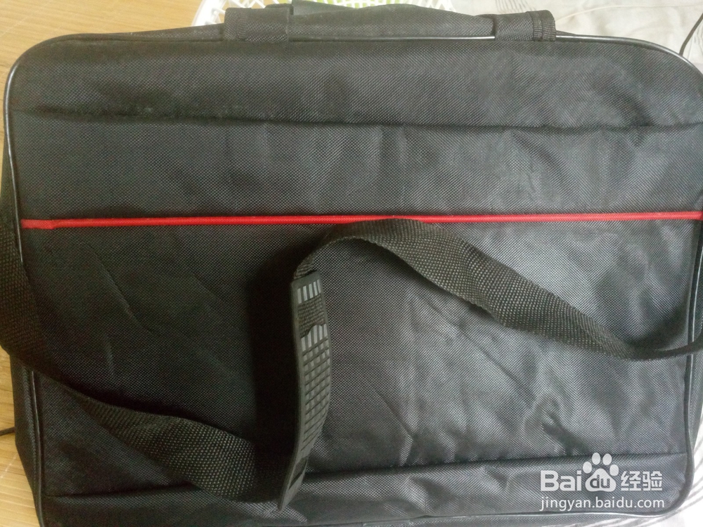 笔记本的斜挎带怎么装