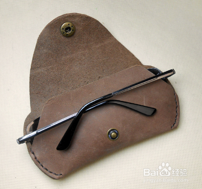 手工制作牛皮墨镜包的制作方法