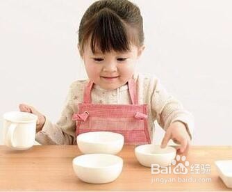 怎样训练宝宝自己吃饭?