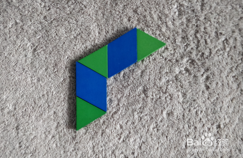 用蒙氏积木怎样拼一条吐芯子的蛇？