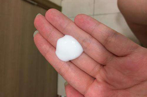 擦化妆品顺序，是先擦水，乳，精华这顺序吗