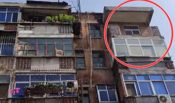 小区楼房楼顶掉落的水泥钢筋杂物，砸坏自家汽车，该谁负责