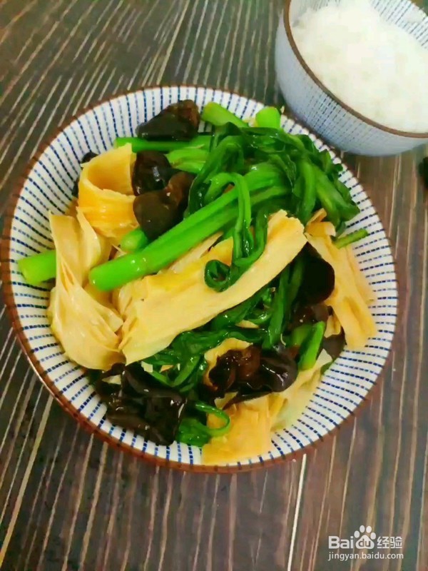 腐竹木耳炒菜心的做法