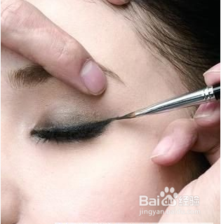 眼线新画法 能让眼睛放大2倍
