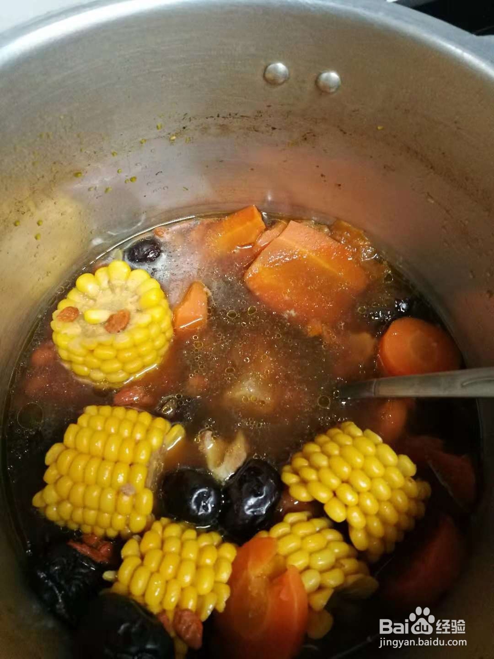 煲一个美味的胡萝卜玉米红枣枸杞排骨汤