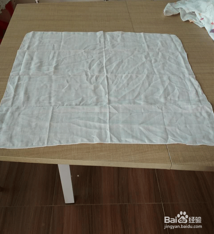 婴儿纯棉纱布尿布的折叠方法