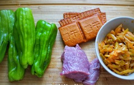 榨菜青椒炒香干怎么做？