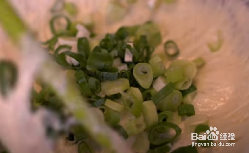 满满葱花外酥内软，巨好吃的葱油饼