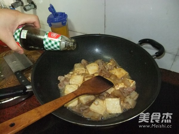 五花肉焖豆腐