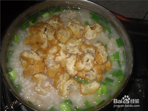 制作瘦肉油条粥